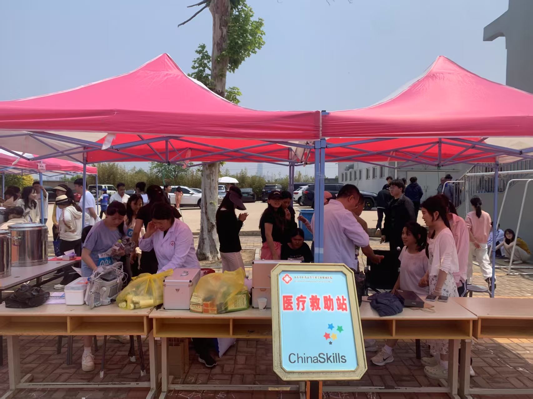 附属医院圆满完成学校2025年田径运动会医疗...